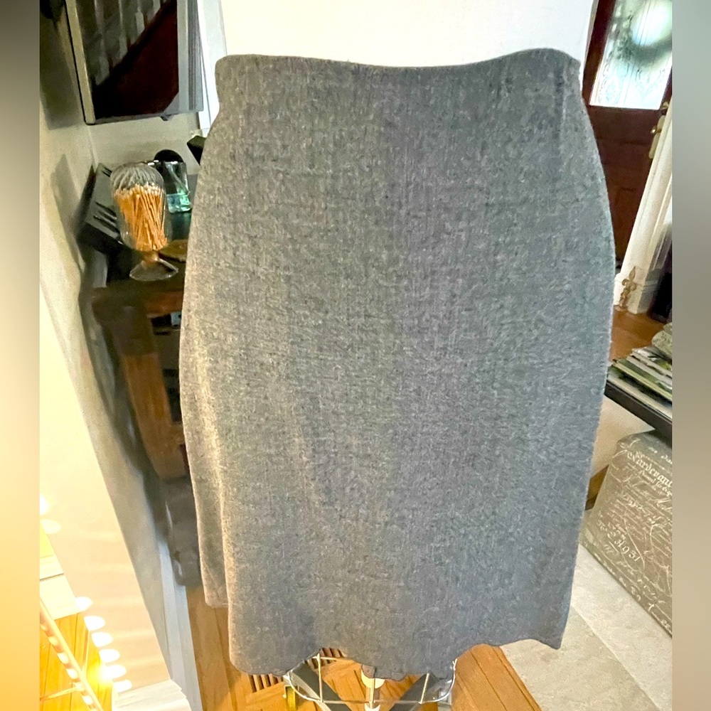 Tahari wool blend w lycra grey heather skirt. Gorgeous silhouette size 10